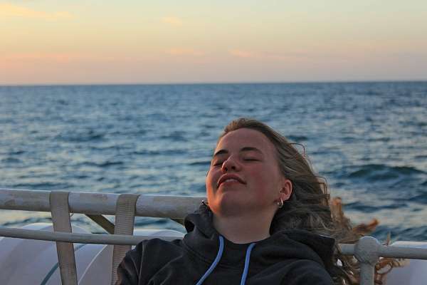 Laura genießt die Ruhe vor dem Sonnenuntergang