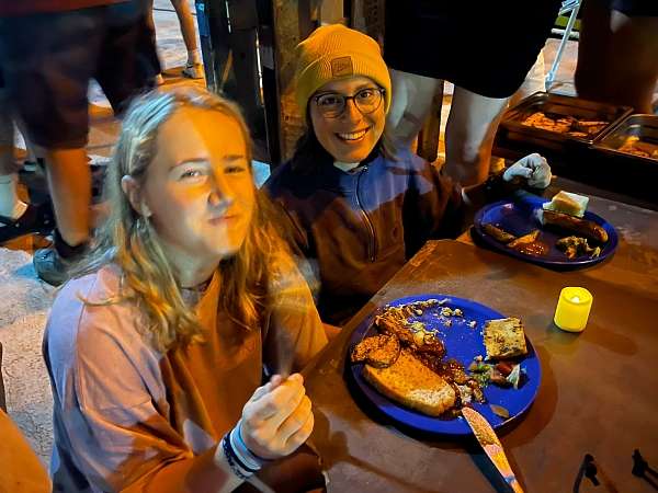 Johanna und Jule genießen unser BBQ