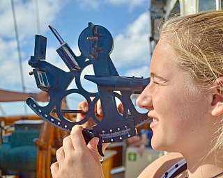 221108 Johanna entdeckt wie vor hunderten von Jahren mit dem Sextanten navigiert wurde max s