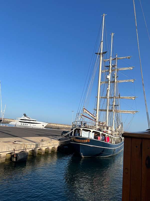 Die Thalassa im Hafen von Teneriffa