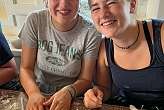 Lia und Johanna beim Plätzchenbacken