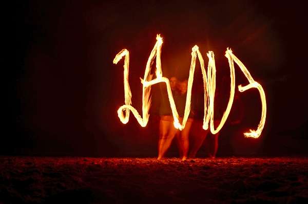 Jana schreibt ihren Namen mit Feuer
