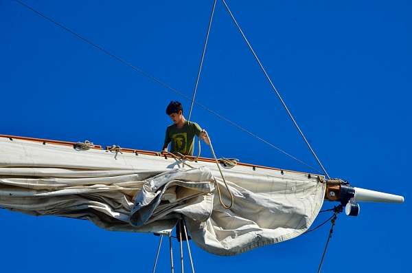 Deckhand Sofus arbeitet im Rigg