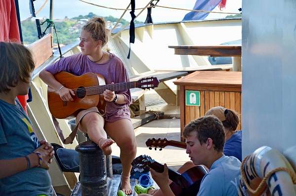 Gitarre spielende Jugendliche auf der Gulden Leeuw