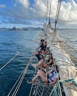 Schüler:innen der 30. Reise starten zum Probetörn © Vici Schüler:innen der 30. Reise starten zum Probetörn