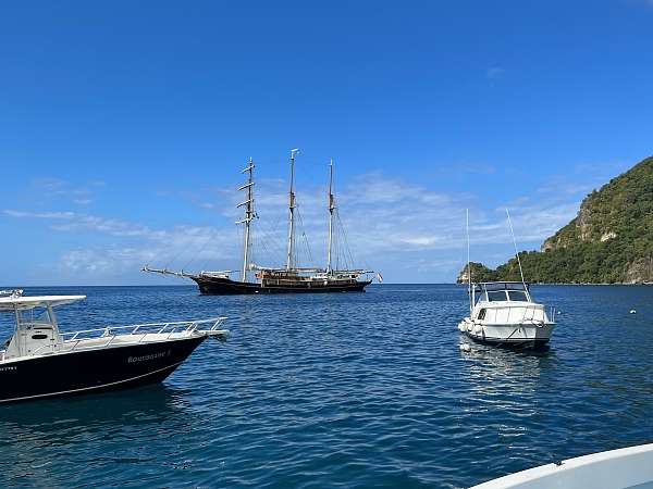 Gulden Leeuw »floated« vor St. Lucia