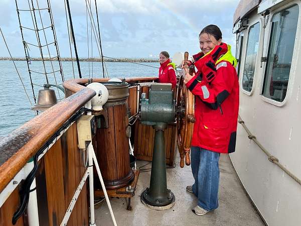 Anna steuert das Schiff nach Panama