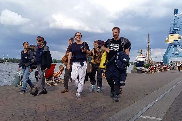 Die HSHS-Crew auf dem Weg zum Schiff