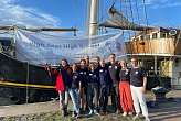 Die HSHS-Crew (Pädagog:innen und Shore-Crew) in Rostock vor dem Schiff