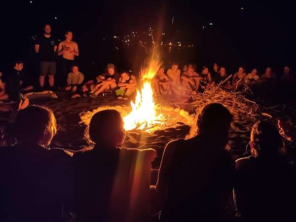 Lagerfeuer am Strand mit Shanty und Stockbrot