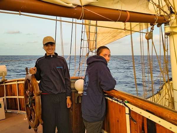 Kilian und Svenja auf Morgenwache auf dem Atlantik © Peggy