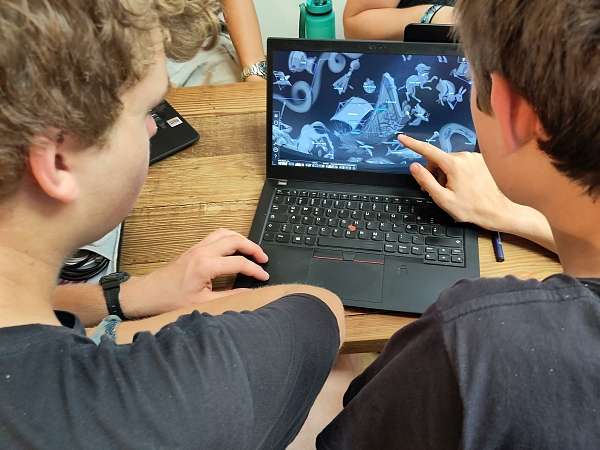 Zwei Schüler recherchieren am Computer Sternbilder