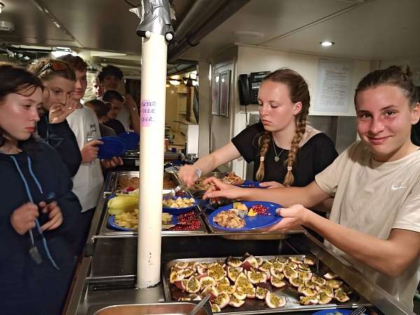 Früchteverkostung und Apfelkuchen