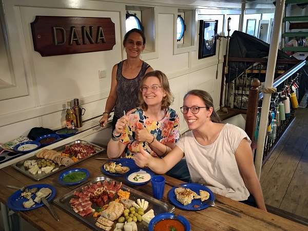 Kristina, Anne und Bordärztin Lea beim Spanischs Abend