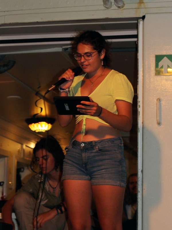Millie beim Karaokesingen