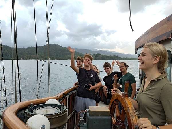 Helena steuert uns in die Bucht Porto Belo in Panama