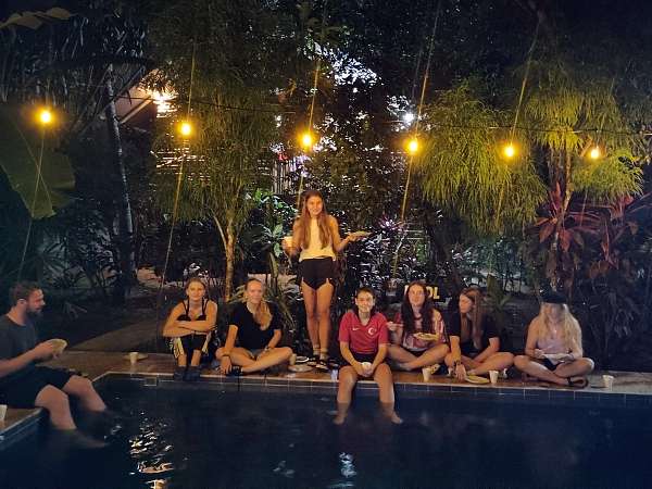Abendessen am Pool des Hostels