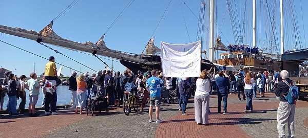Buntes Treiben bei der Ankunft der 32. HSHS-Reise am 1. Mai 2025 in Wilhelmshaven