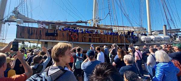 Menschenauflauf am Bontekai als die Gulden Leeuw anlegt