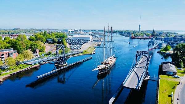 Die Gulden Leeuw passiert die Kaiser-Wilhelm-Brücke