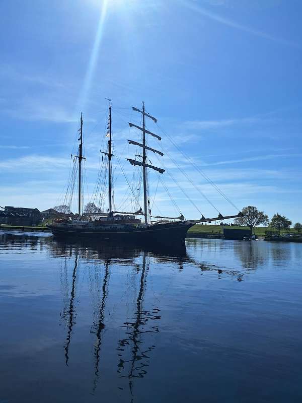 Die Gulden Leeuw läuft in Wilhelmshaven ein