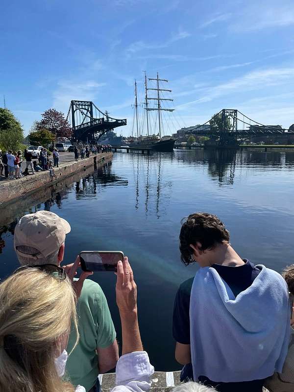 Die Gulden Leeuw passiert die Kaiser-Wilhelm-Brücke
