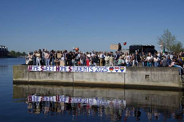 An der Pier warten Angehörige, Freunde und viele Ehemalige