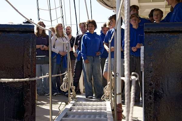 Die Jugendlichen hinter der Gangway