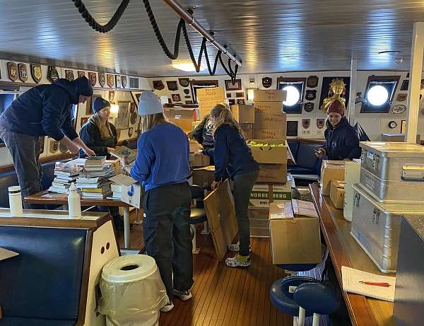 Das HSHS-Team verstaut allerlei Material