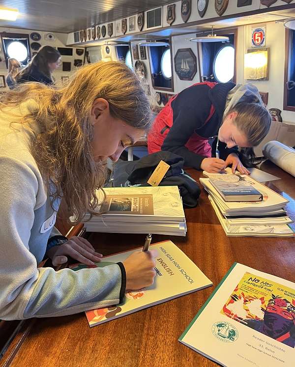 Luna und Muriel beschriften ihre Reader