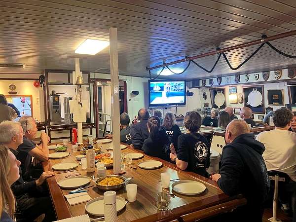 Die Bordgemeinschaft schaut gespannt den Fernsehbeitrag über unsere Reise