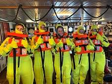 Die Red Watch probiert Imersion-Suits an