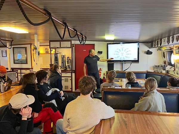 Anton hält einen Vortrag über Segeltheorie