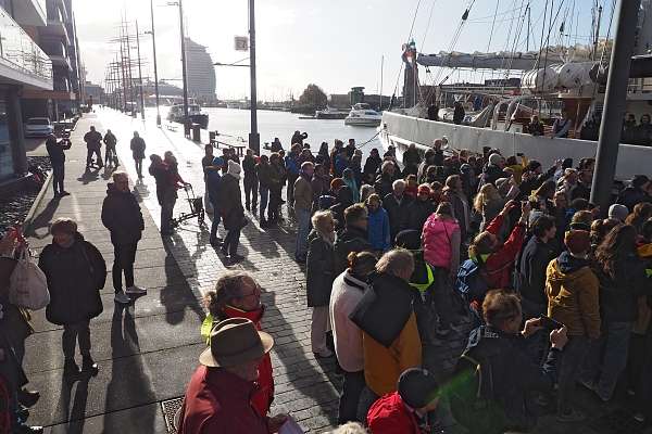 Knapp 200 Menschen tummeln sich auf der Pier um die HSHS-Segler:innen zu verabschieden