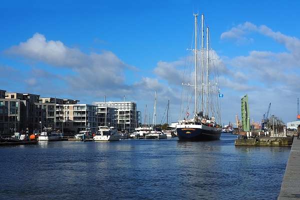 Die Endracht fährt durch die Klappbrücke zum Kaiserhafen