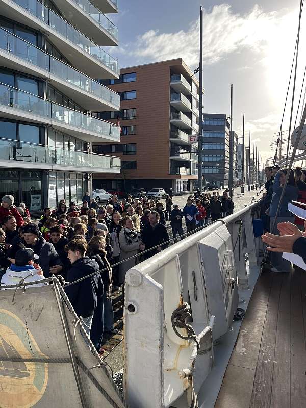 Eltern verabschieden ihre Kinder an der Pier