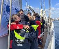 Gruppenumarmung und viele Emotionen kurz nach dem Ablegen