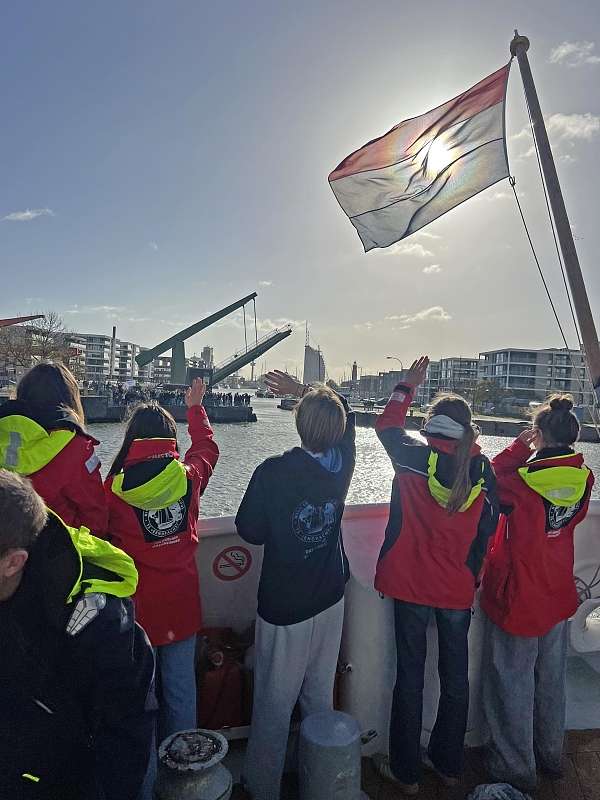 Die Jugendlichen winken ein letztes Mal ihren Eltern