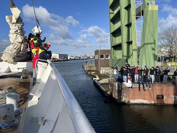 An der Klappbrücke gibt es letzte Zurufe und Verabschiedungen