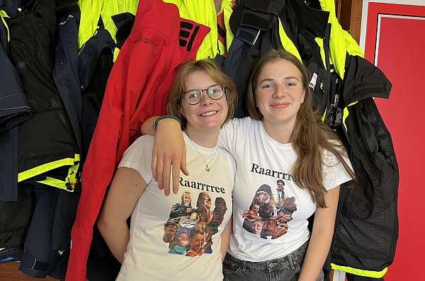 Lisbeth und Muriel tragen ihre Freundschaftsshirts