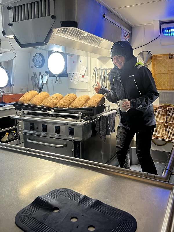 Lillly und die frisch gebackenen Brote in der Galley 
