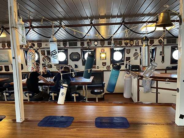 Unsere Flaschen haben mittlerweile auch schon einen schönen Platz in der Messe gefunden