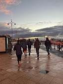 Die Laufgruppe ist an der Strandpromenande von Scheveningen unterwegs