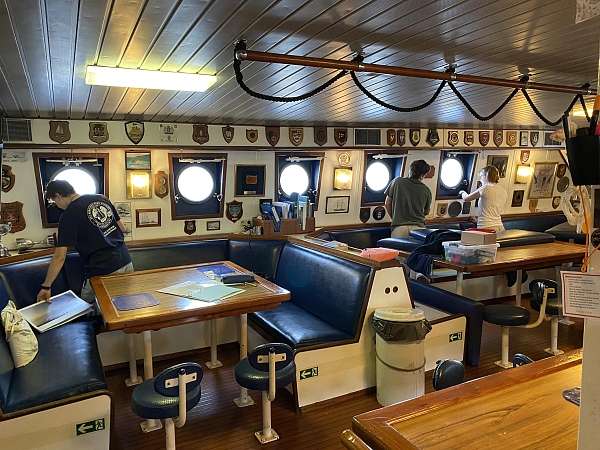 Während der dringend notwendigen »Happy Hour« (Putzstunde an Bord)