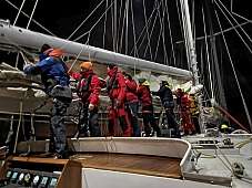 Segelarbeiten während der Nachtwache