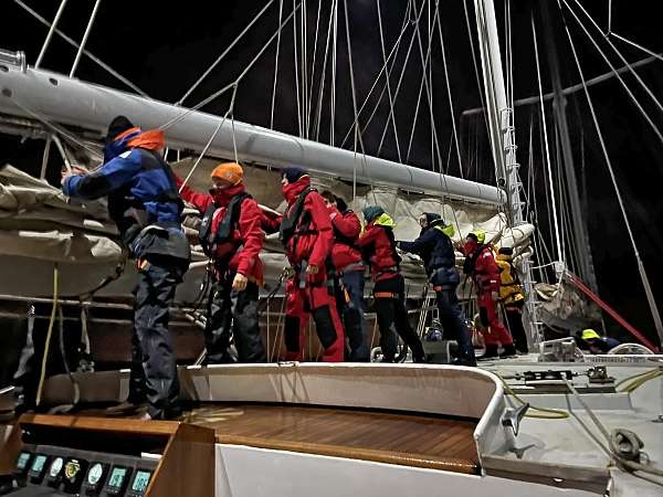 Seglesetzen während der Nachtwache