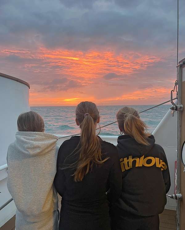 Maia, Linda und Carita bewundern den Sonnenuntergang