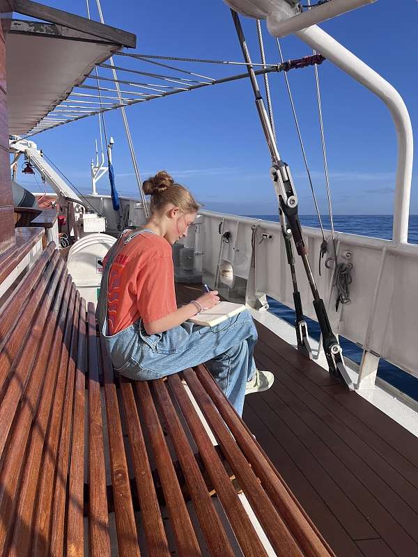 Laura genießt das schöne Wetter an Deck