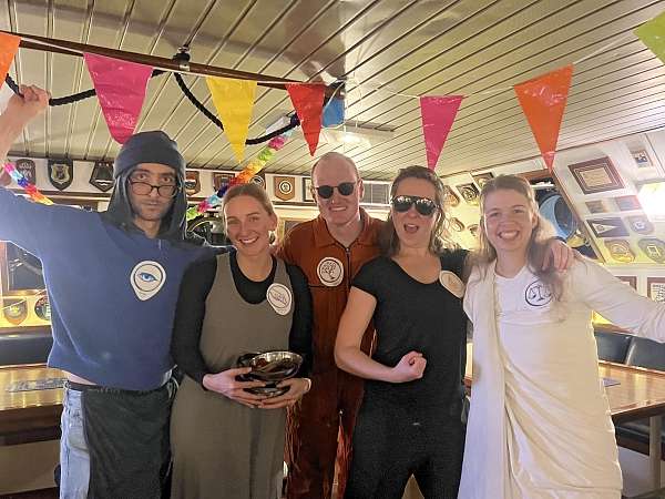 Die Mentos verkleidet bei der Mentigruppenzeremonie