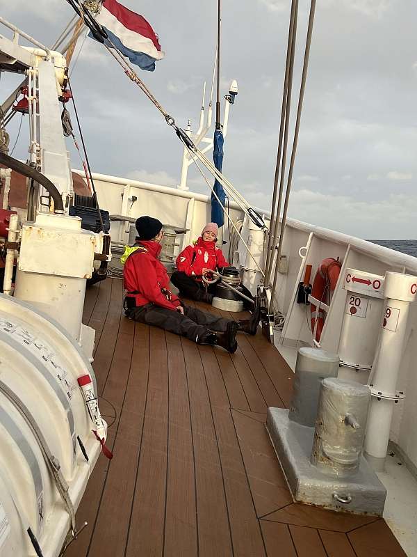 Mia Di und Watchleaderin Marie an Deck